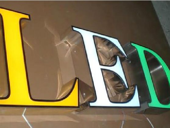 房县介绍LED招牌的基础知识。